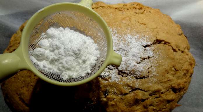 Cuire puis saupoudrer le pain de Pâques de sucre glace