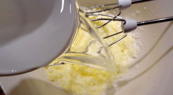 Verser l'eau pour le pain de Pâques