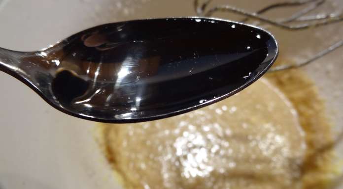 verser le vinaigre dans la préparation du pain de Pâques