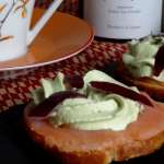 Toasts au saumon fumé chantilly miel et matcha 0