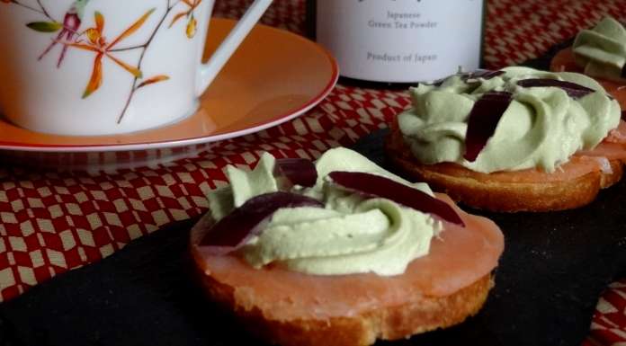 Toasts au saumon fumé chantilly miel et matcha