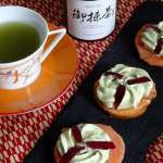 Toasts au saumon fumé chantilly miel et matcha