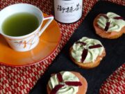 Toasts au saumon fumé chantilly miel et matcha