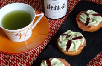 Toasts au saumon fumé chantilly miel et matcha