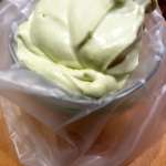 Toasts au saumon fumé chantilly miel et matcha 5