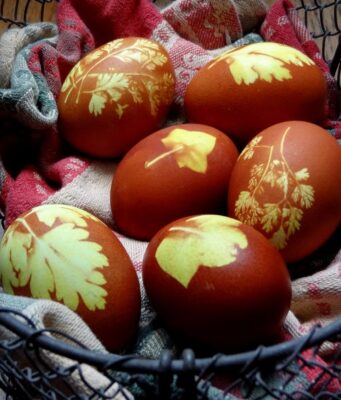 Oeufs teints aux pelures d’oignons