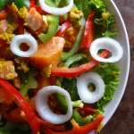 Salade de saumon au curry et huile de coco