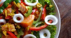 Salade de saumon au curry et huile de coco (Tahiti)