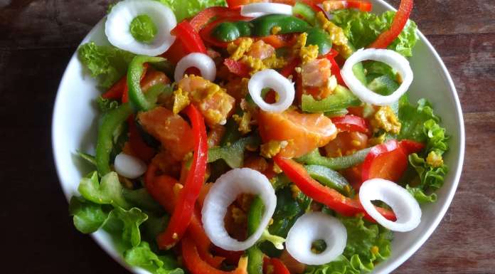 salade de saumon au curry et huile de coco