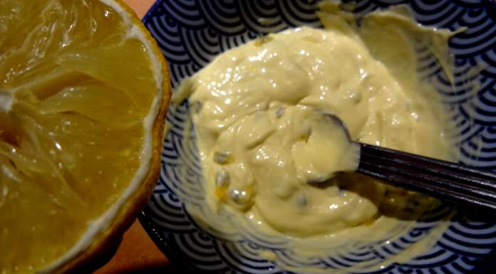 Ajouter le jus de citron dans la mayo