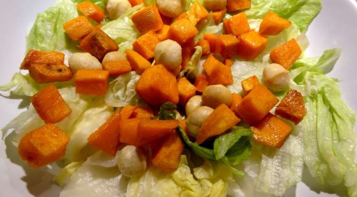 salade de patates douces rôties prépartion de l'assiette