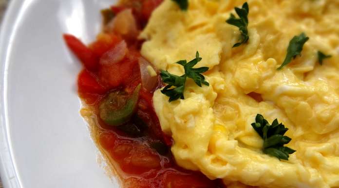 oeufs brouillés sauce tomate 
