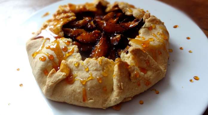 tarte rustique aux quetsches et caramel