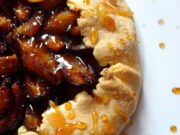 Tarte rustique aux quetsches et caramel