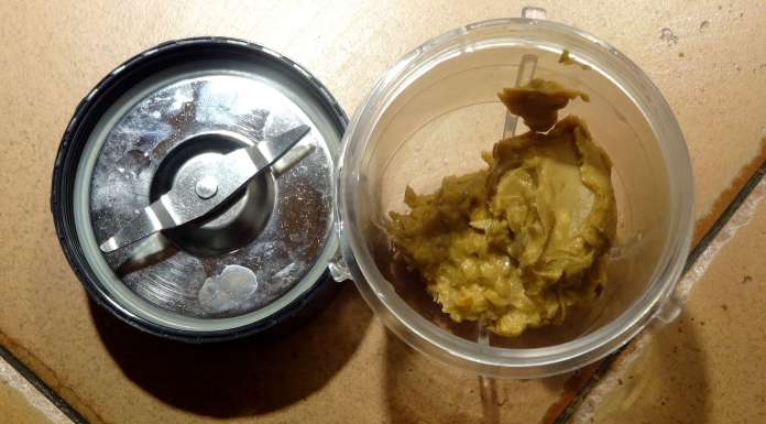 préparer la sauce arachide pour les épinards pimentés au beurre de cacahuète