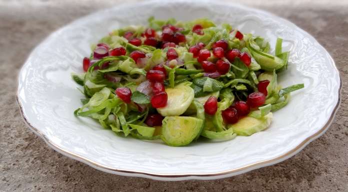 Salade de choux de Bruxelles crus
