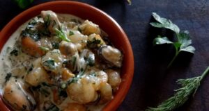 Crevettes et moules à la crème aux herbes