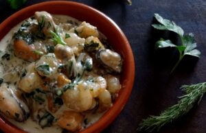 Crevettes et moules à la crème aux herbes