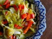 Chou pointu sauté aux raisins et poivron