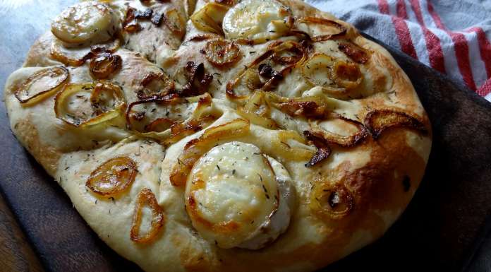 Fougasse au chèvre miel thym et oignon