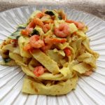 Tagliatelles de crêpes aux crevettes et légumes
