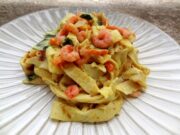 Tagliatelles de crêpes aux crevettes et légumes