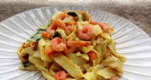 Tagliatelles de crêpes aux crevettes et légumes