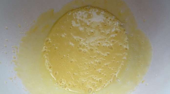 Le résultat une sauce crémeuse pour salade claire et mousseuse