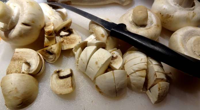 Préparer les champignons qui entrent la composition du Steak végétal aux PST