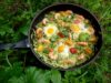Curry de crevettes et oeufs aux orties et courgettes