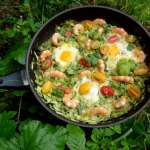 Curry de crevettes et oeufs aux courgettes et orties