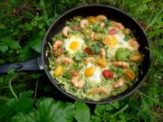 Curry de crevettes et oeufs aux orties et courgettes