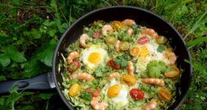 Curry de crevettes et oeufs aux orties et courgettes