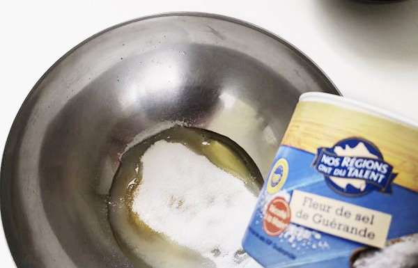 ajouter le sucre et le sel à l'oeuf