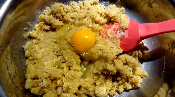 incorporer les oeufs un à un dans le Gâteau du matin keto