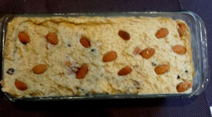 Verser la pâte du Gâteau aux coings épeautre amandes et raisins secs dans un moule graissé