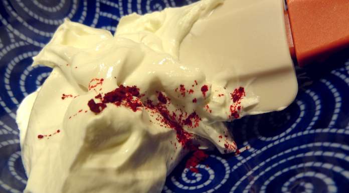 Yaourt stracciatella à la rose donner la coloration rose avec un colorant