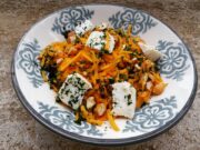 Salade de potimarron cru aux noisettes et Chavignol