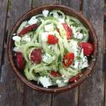 Spagheti de concombre aux fraises et feta
