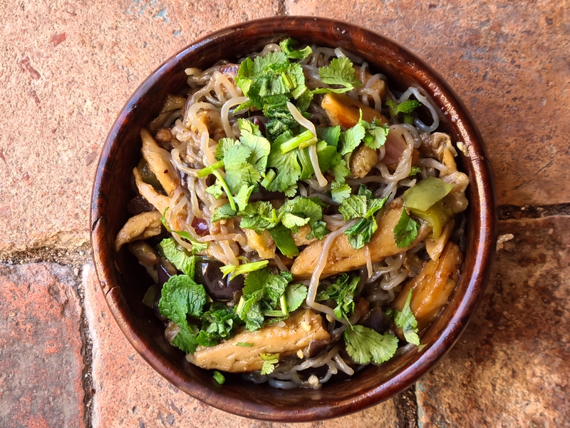 Recettes mongoles Nouilles au poulet aubergine et poivrons