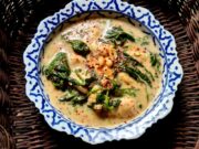 Soupe de poulet aux épinards coco et arachide