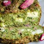 Cake salé aux fanes de radis, lardons et feta 0