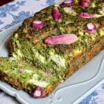 Cake salé aux fanes de radis, lardons et feta
