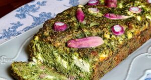 Cake salé aux fanes de radis, lardons et feta