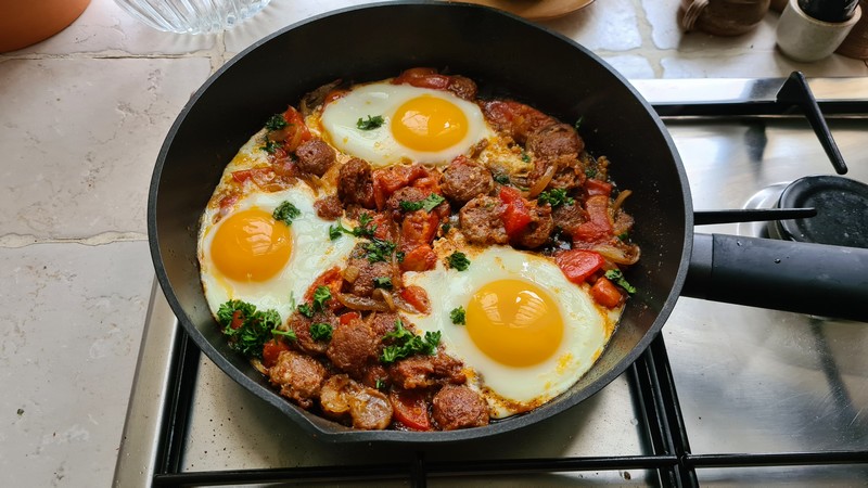 recettes turkmènes oeufs aux saucisses épicées