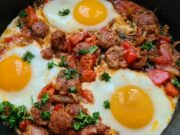 Oeufs aux saucisses épicées (Turkménistan)