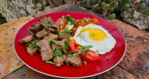 Boeuf lok lak – Baï chhar lok lak (Cambodge)